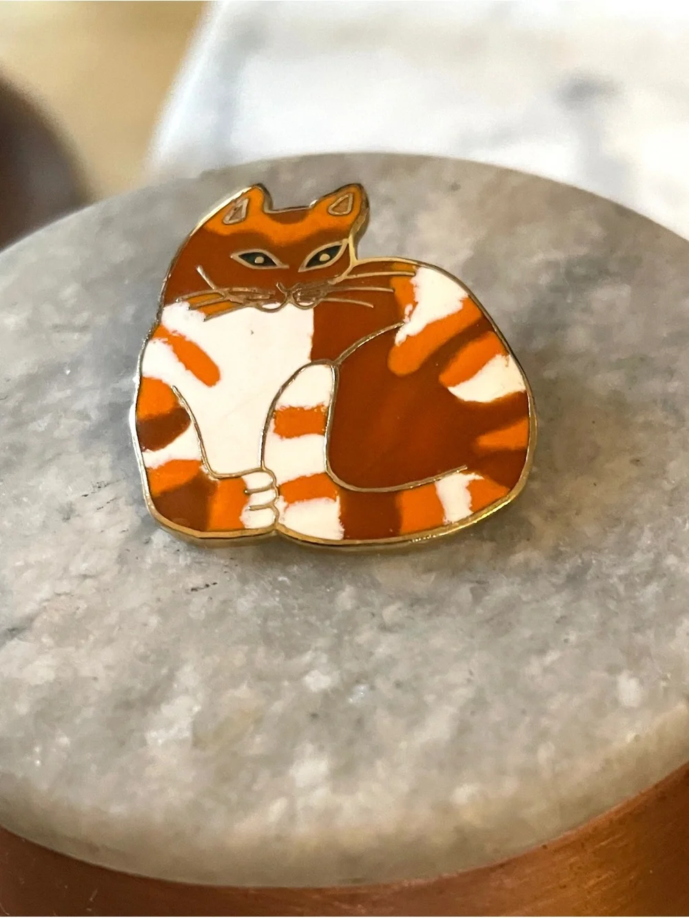 VTG Signed MEOW Copyright Cat Brooch Pin Orange White Tabby 1” Wide